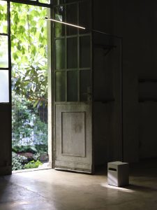 Bella: lampada a piantana per esterni e interni